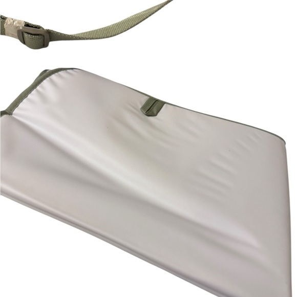 GRACO Katherine Diaper Bag
Separate Changing Station Zippered Parent-Pocket - Picture 10 of 11